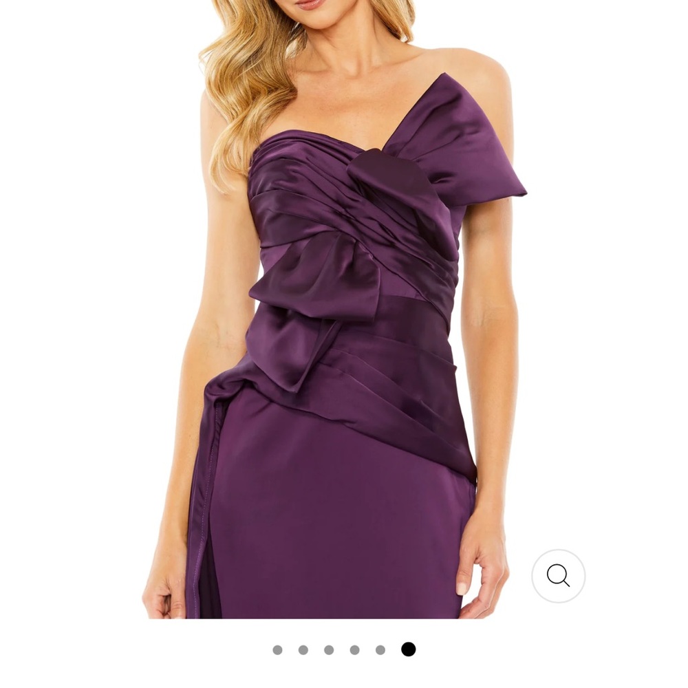 MAC DUGGAL size 6 strapless bow front gown aubergine color
